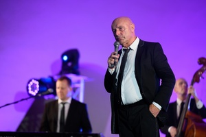 Był Sobie Blues - 18.08.2023 - Na scenie przemawiający do widzów lider Shakin' Dudi - Ireneusz Dudek