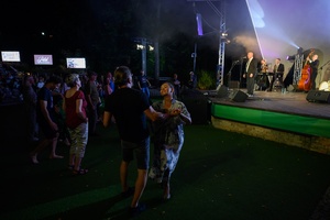 Był Sobie Blues - 18.08.2023 - Tańcząca publiczność przed sceną w rytm przebojów Shakin' Dudi