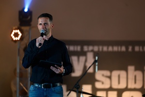 Był Sobie Blues - 18.08.2023 - Konferansjer Sebastian Szafarz wita publiczność na koncercie zespołu Shakin' Dudi