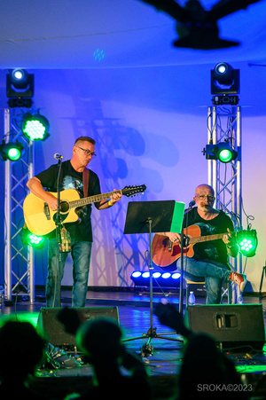 Szanty na Starówce - 26.08.2023 - Występ zespołu West Sailors na scenie tarnowskiego Amfiteatru.