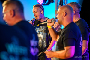 Szanty na Starówce - 26.08.2023 - Występ zespołu West Sailors na scenie tarnowskiego Amfiteatru.
