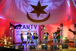 Szanty na Starówce - 26.08.2023 - Występ zespołu West Sailors na scenie tarnowskiego Amfiteatru.