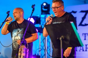 Szanty na Starówce - 26.08.2023 - Występ zespołu West Sailors na scenie tarnowskiego Amfiteatru.