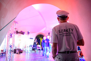 Szanty na Starówce - 26.08.2023 - Występ zespołu West Sailors na scenie tarnowskiego Amfiteatru.