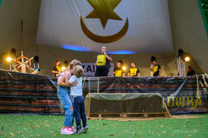 Szanty na Starówce - 26.08.2023 - Dzieci tańczące przed sceną podczas koncertu Banana Boat.