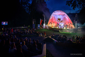 Szanty na Starówce - 26.08.2023 - Występ zespołu West Sailors na scenie tarnowskiego Amfiteatru.