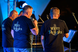 Szanty na Starówce - 26.08.2023 - Występ zespołu West Sailors na scenie tarnowskiego Amfiteatru.