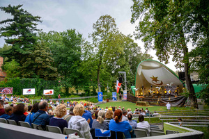 Szanty na Starówce - 26.08.2023 - Publiczność podczas koncertu "Szanty na Starówce", w tle scena.