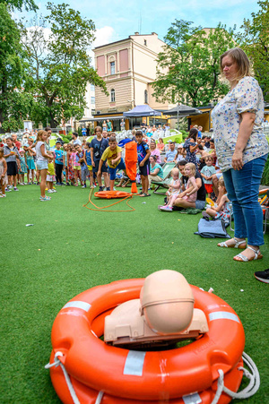 Piknik żeglarski - Dzieci biorą udział w animacjach podczas Pikniku żeglarskiego.