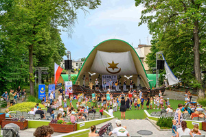 Piknik żeglarski - Występ zespołu Klang, przed sceną bawi się publiczność.