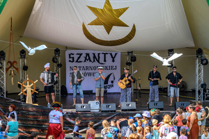 Piknik żeglarski - Zespół Klang na scenie Amfiteatru. Przed sceną bawią się dzieci.