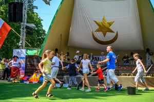 Piknik żeglarski - Dzieci biorą udział w animacjach podczas Pikniku żeglarskiego.