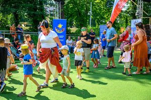 Piknik żeglarski - Dzieci biorą udział w animacjach podczas Pikniku żeglarskiego.