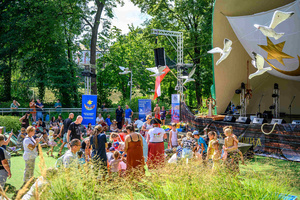 Piknik żeglarski - Dzieci biorą udział w animacjach podczas Pikniku żeglarskiego.