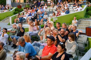 Szanty na Starówce - 25.08.2023 - Publiczność na widowni Amfiteatru letniego.