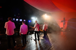 Szanty na Starówce - 25.08.2023 - Zespół Pioruners podczas koncertu na scenie tarnowskiego Amfiteatru z udziałem publiczności.