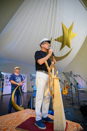 Szanty na Starówce - 25.08.2023 - Rozpoczęcie imprezy "Szanty na Starówce. Przy mikrofonie Ryszard Żądło wita publiczność.