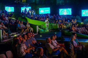 Szanty na Starówce - 25.08.2023 - Publiczność na widowni Amfiteatru letniego.