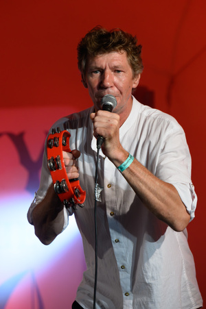 Szanty na Starówce - 25.08.2023 - Zespół Pioruners podczas koncertu na scenie tarnowskiego Amfiteatru z udziałem publiczności.