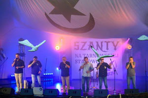 Szanty na Starówce - 25.08.2023 - Zespół Klang podczas koncertu na scenie tarnowskiego Amfiteatru z udziałem publiczności.