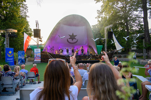 Szanty na Starówce - 25.08.2023 - Zespół Klang podczas koncertu na scenie tarnowskiego Amfiteatru z udziałem publiczności.