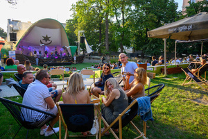 Szanty na Starówce - 25.08.2023 - Publiczność na widowni Amfiteatru letniego.