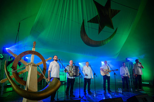 Szanty na Starówce - 25.08.2023 - Zespół Pioruners podczas koncertu na scenie tarnowskiego Amfiteatru z udziałem publiczności.