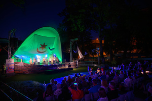 Szanty na Starówce - 25.08.2023 - Zespół Pioruners podczas koncertu na scenie tarnowskiego Amfiteatru z udziałem publiczności.