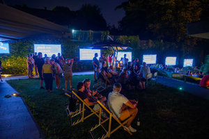 Szanty na Starówce - 25.08.2023 - Publiczność na widowni Amfiteatru letniego.