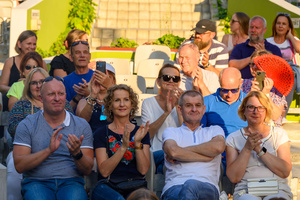 Szanty na Starówce - 25.08.2023 - Publiczność na widowni Amfiteatru letniego.