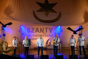 Szanty na Starówce - 25.08.2023 - Zespół Pioruners podczas koncertu na scenie tarnowskiego Amfiteatru z udziałem publiczności.