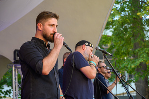 Szanty na Starówce - 25.08.2023 - Zespół Klang podczas koncertu na scenie w Amfiteatrze letnim.