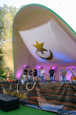 Szanty na Starówce - 25.08.2023 - Zespół Klang podczas koncertu na scenie tarnowskiego Amfiteatru.