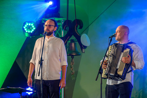 Szanty na Starówce - 25.08.2023 - Zespół Pioruners podczas koncertu na scenie tarnowskiego Amfiteatru z udziałem publiczności.