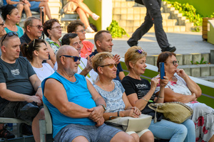 Szanty na Starówce - 25.08.2023 - Publiczność na widowni Amfiteatru letniego.