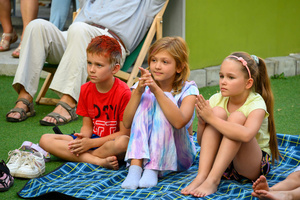 Szanty na Starówce - 25.08.2023 - Publiczność na widowni Amfiteatru letniego.