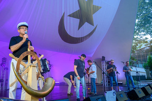 Szanty na Starówce - 25.08.2023 - Prowadzący Szanty na Starówce Ryszard Żądło podczas zapowiedzi występu zespołu Pioruners.