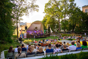 Szanty na Starówce - 25.08.2023 - Zespół Klang podczas koncertu na scenie tarnowskiego Amfiteatru.