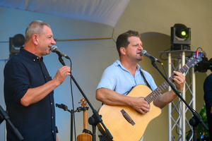 Szanty na Starówce - 25.08.2023 - Zespół Klang podczas koncertu na scenie tarnowskiego Amfiteatru.