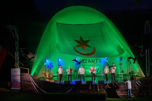 Szanty na Starówce - 25.08.2023 - Zespół Pioruners podczas koncertu na scenie tarnowskiego Amfiteatru z udziałem publiczności.