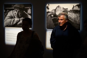 Wystawa: Powroty - Publiczność wernisażu.