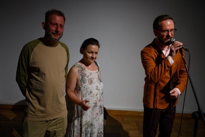 Wystawa: Powroty - Od lewej: Bohaterowie wystawy  Dariusz Gliksman, Magda Bartosz i prowadzący otwarcie Marcin Dąbek.