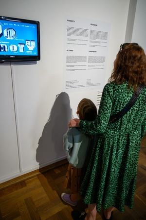 Wystawa: Powroty - Publiczność wernisażu.