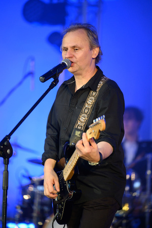 Koncert "Pawel Mazur - Przyjaciele i uczniowie" - Paweł Mazur śpiewa i gra na gitarze.