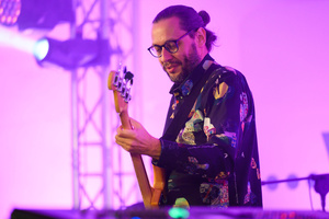 Koncert "Pawel Mazur - Przyjaciele i uczniowie" - Scena tarnowskiego Amfiteatru podczas koncertu - Jerzy Drobot gra na gitarze basowej.