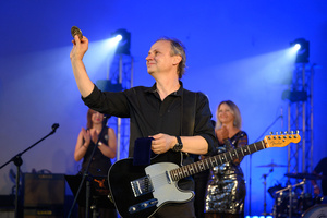 Koncert "Pawel Mazur - Przyjaciele i uczniowie" - Na scenie Prezydent Tarnowa Roman Ciepiela wręcza wyróżnienie Pawłowi Mazurowi.