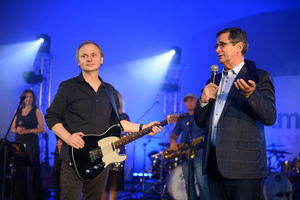 Koncert "Pawel Mazur - Przyjaciele i uczniowie" - Na scenie Prezydent Tarnowa Roman Ciepiela wręcza wyróżnienie Pawłowi Mazurowi.