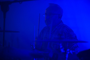 Koncert "Pawel Mazur - Przyjaciele i uczniowie" - Scena tarnowskiego Amfiteatru podczas koncertu. Na pierwszym planie perkusista Krzysztof Krupa.