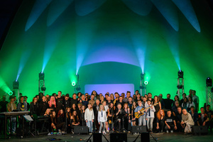 Koncert "Pawel Mazur - Przyjaciele i uczniowie" - Scena tarnowskiego Amfiteatru podczas koncertu Pawła Mazura i zaproszonych gości. Zdjęcie zbiorowe wszystkich wykonawców.