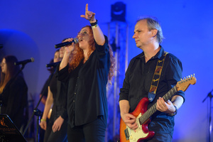 Koncert "Pawel Mazur - Przyjaciele i uczniowie" - Scena tarnowskiego Amfiteatru podczas koncertu. Na pierwszym planie Magdalena Stalmach, Paweł Mazur.